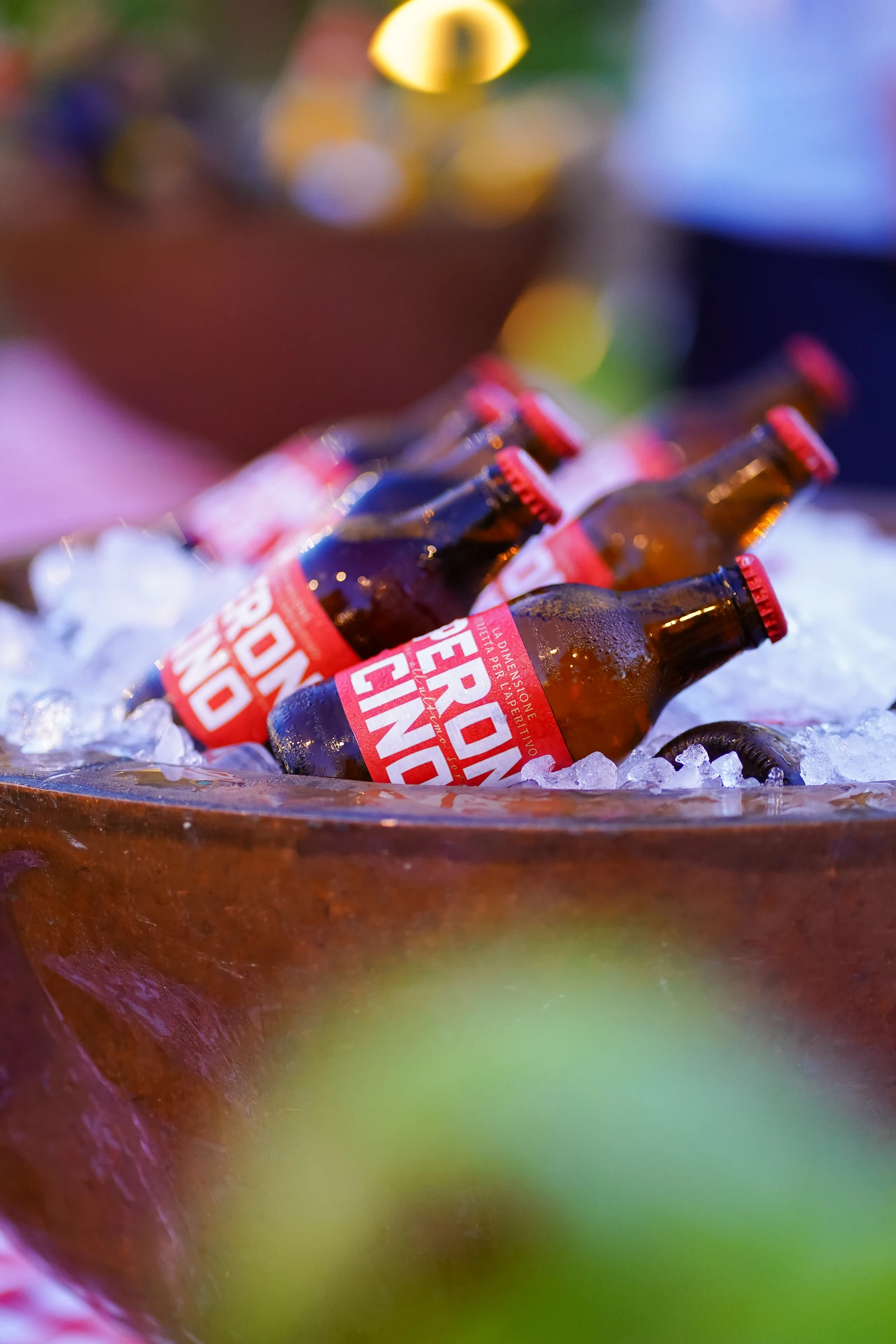 Bottiglie nel ghiaccio pronte per l’aperitivo