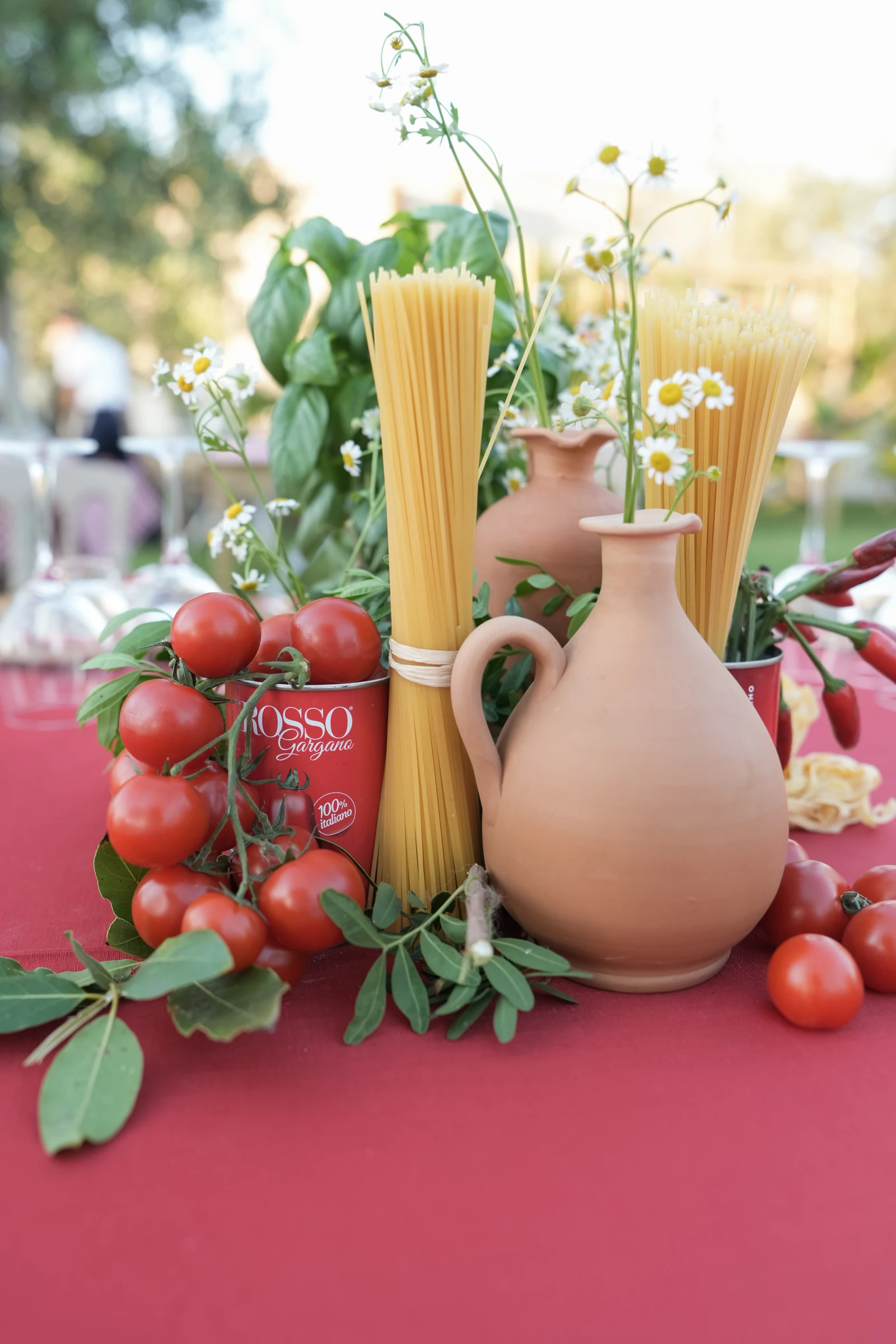 Centrotavola con pomodori, spaghetti e basilico