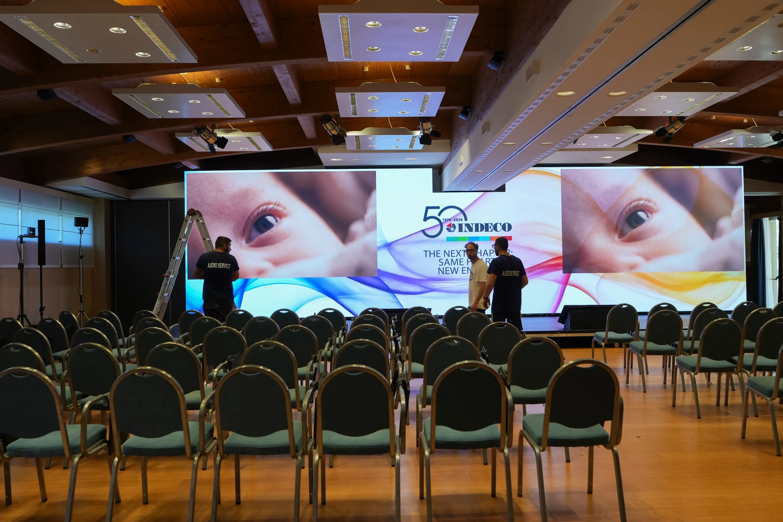 Sala convegni allestita con schermo e platea