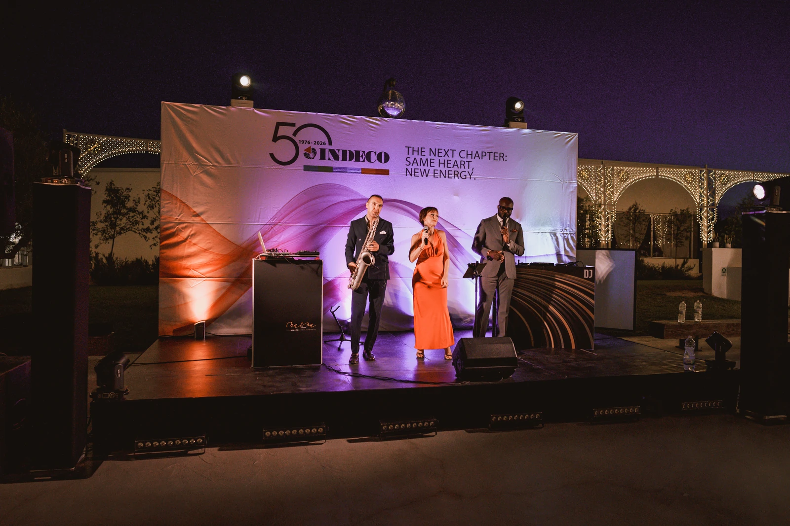 Il palco di un evento aziendale serale con i musicisti