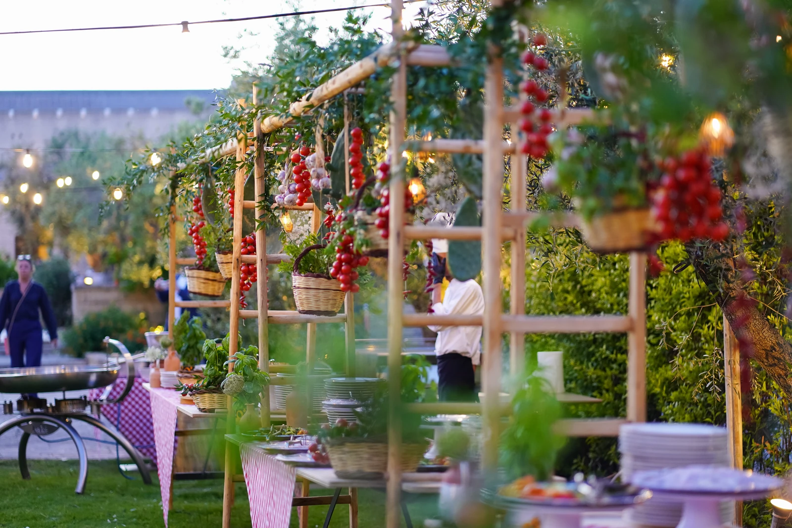 Pergola allestita con verdure e luci per una cena aziendale