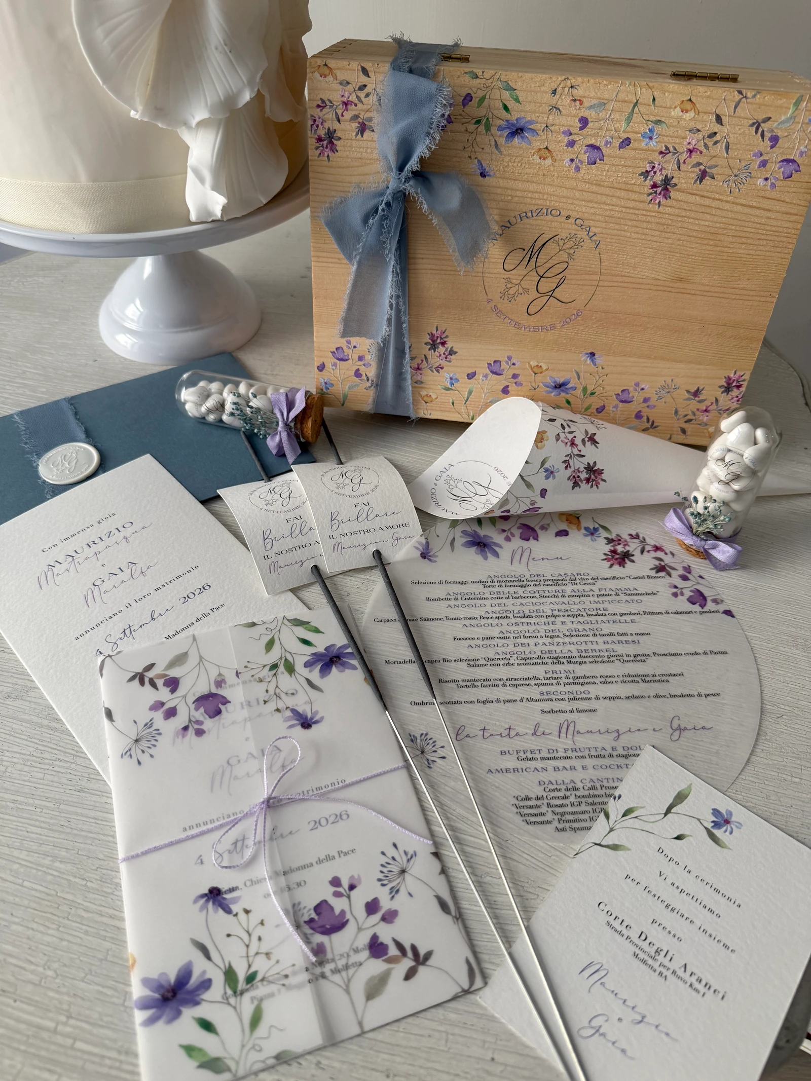 Partecipazioni, menu e cofanetto decorati con fiori lilla