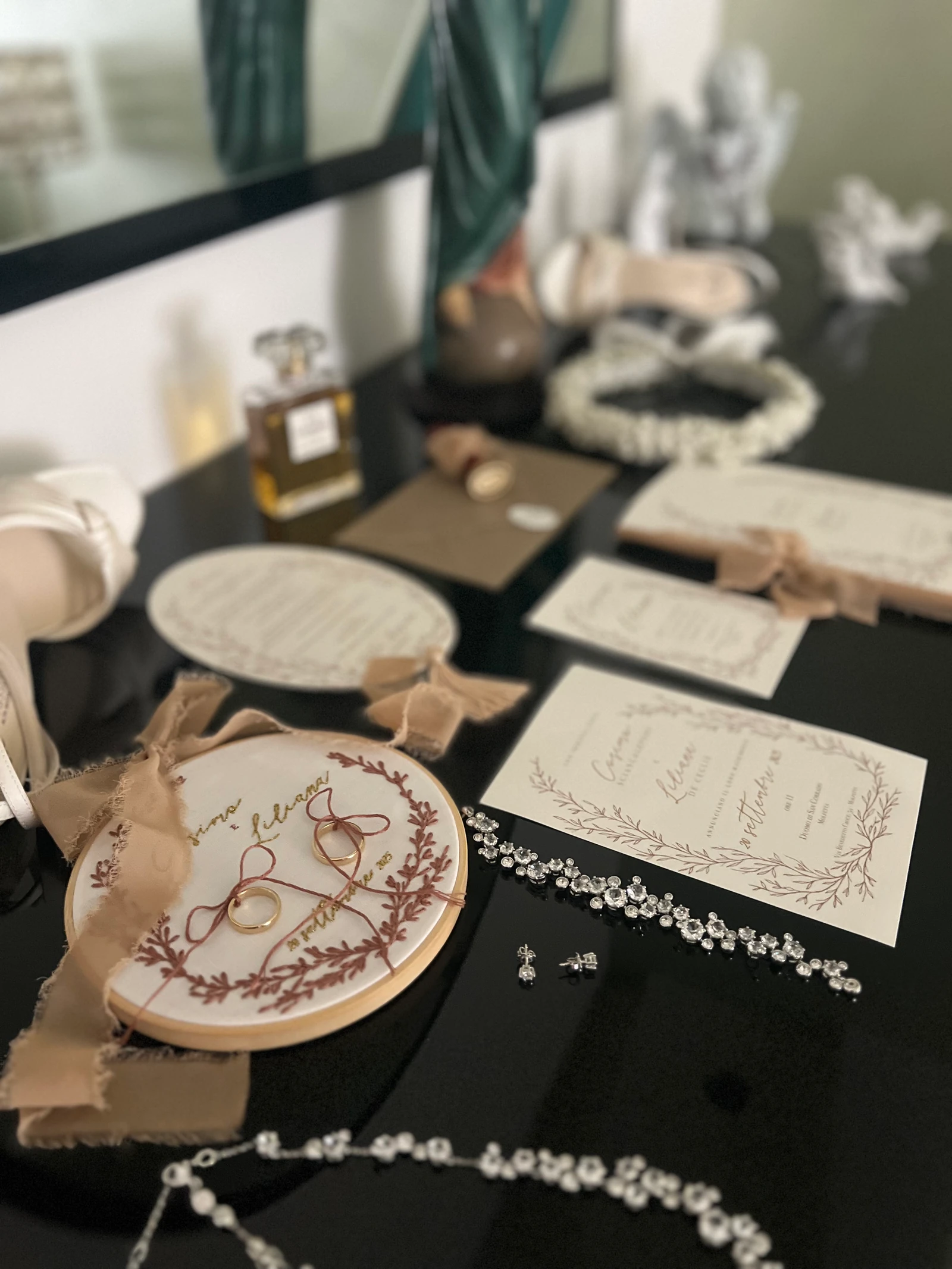 Le fedi su un telaio ricamato, tra partecipazioni e gioielli della sposa