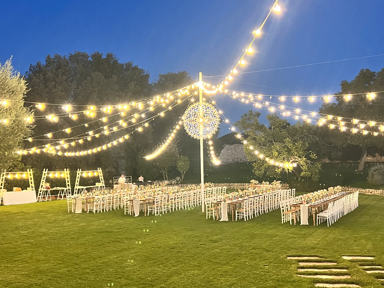 Ricevimento serale in giardino, tra luci a festone e una luminaria
